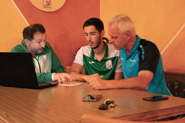 Ein neues Spielsystem braucht viele Arbeitsmeetings. Lajos Gancs, Rafael Graf und Herbert Brugger im Gespräch
