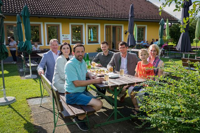 Landwirtschaftsministerin Elisabeth Köstinger, Nationalrat Johann Weber und Agrar-Landesrat Martin Gruber zu Gast bei der Buschenschänke Familie Tomale in Kappel am Krappfeld | Foto: BMLRT/Lendl