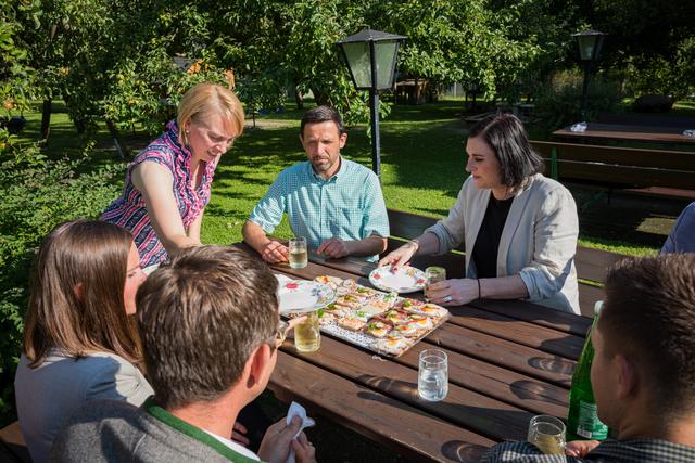 Landwirtschaftsministerin Elisabeth Köstinger, Nationalrat Johann Weber und Agrar-Landesrat Martin Gruber zu Gast bei der Buschenschänke Familie Tomale in Kappel am Krappfeld | Foto: BMLRT/Lendl