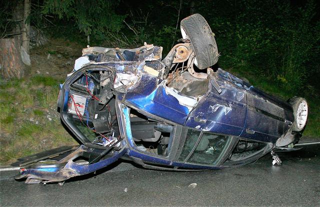 Trotz eines Totalschadens wurde der einheimische Lenker beim Unfall nur leicht verletzt.