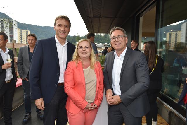 Josef Feichtner (Geschäftsführer Unterberger Immobilien), Barbara Trapl (Verkauf und Vermietung Unterberger Immobilien) und der Kufsteiner Bürgermeister Martin Krumschnabel. | Foto: ofp kommunikation