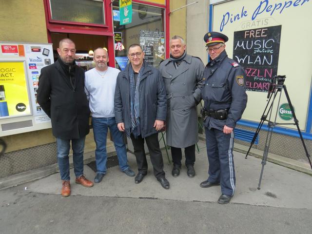 Beteiligt am Projekt "Zeitreisende" (v.l.): Fotograf Matthäus Häupl, Trafikant Michael Fasching, Bezirksvorsteher Hannes Derfler (SPÖ) und die Autoren Josef Altrichter und Uwe Schaffer. | Foto: Sabine Krammer