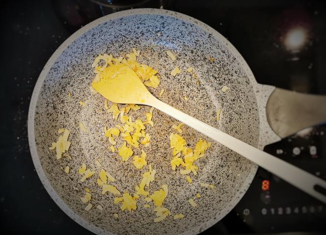 Zwiebel und Knoblauch für die Tomatensauce leicht anschwitzen | Foto: Katrin Ebetshuber