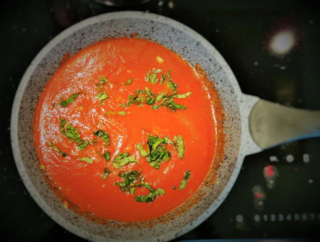 passierte Tomaten und frisch gehacktes Basilikum ergeben eine aromatische Sauce in der die Paprika gebacken werden | Foto: Katrin Ebetshuber