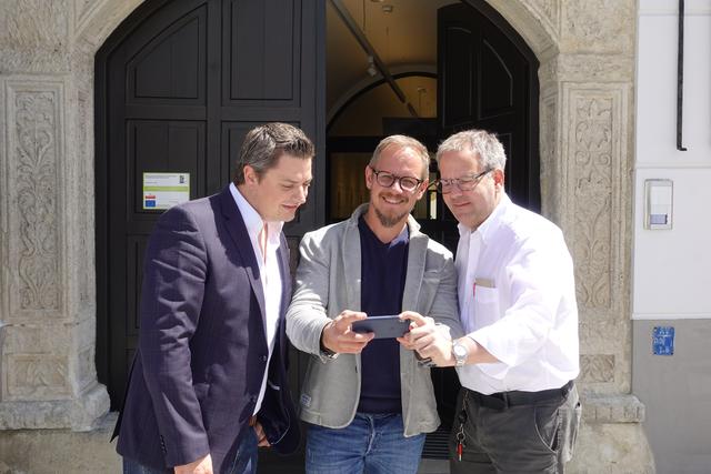 V.l.: TSE-Chef Max Homolka mit Digital City Solutions-Geschäftsführer Mario Stangl und Wolfgang Brunner, Wirt vom „Goldenen Schiff“ in Enns.