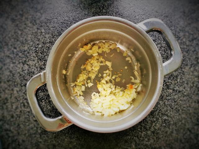 Zwiebel und Knoblauch in Öl anschwitzen | Foto: Katrin Ebetshuber