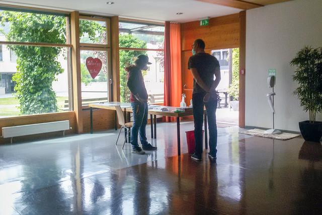 Nach Aufhebung des Besuchsverbots in Altenheime waren gegen Voranmeldung in einem von außen zugänglichen Nebenraum Besuche für eine halbe Stunde möglich. Die Insassen wurden von deren Zimmer in dieses Besucherzimmer gebracht. Man musste Maske tragen, Hände desinfizieren und sich registrieren lassen. Alle diese strengen Maßnahmen haben dazu geführt, dass z.B. in diesen Altenheim der Stadt Landeck kein einziger Coronafall registriert wurde. Weder bei den Insassen noch beim Personal und das obwohl wir zu Beginn im Hotspot von Österreich waren.