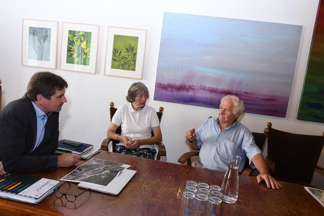Bürgermeister  Werner Krammer (l.) im Gespräch mit den Club 598- Vorstandsmitgliedern Siegfried Nykodem und Elsa Zierlinger. | Foto: Magistrat