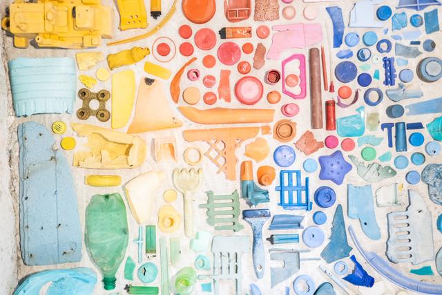 Farblich sortiert und ästhetisch angeordnet verwandelte Florian Reiche den angeschwemmten Plastikmüll in ein Kunstwerk.