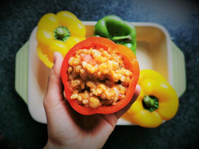 die ausgehöhlten Paprika mit der Dinkelreisfüllung füllen | Foto: Katrin Ebetshuber