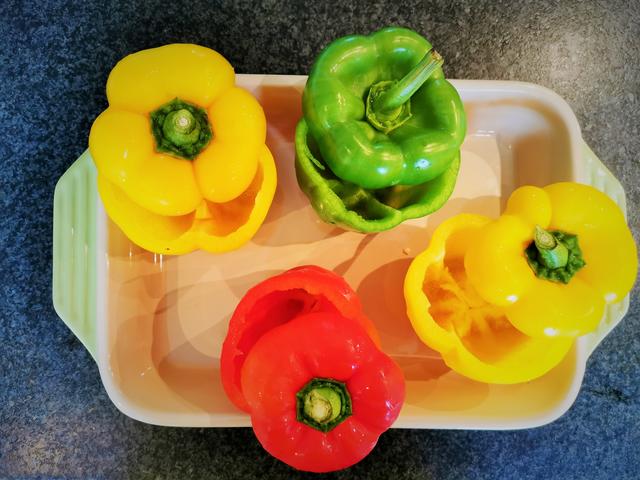 Paprika aushöhlen und Deckel abschneiden | Foto: Katrin Ebetshuber