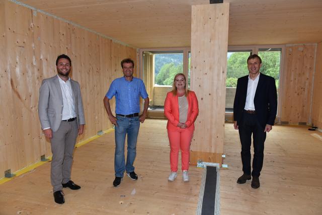 Florian Huber (Projektleiter Unterberger Immobilien), Karl Schafferer (Schafferer Holzbau), Barbara Trapl (Verkauf und Vermietung Unterberger Immobilien) und Josef Feichtner (Geschäftsführer Unterberger Immobilien) (v.l.) bei der Firstfeier.