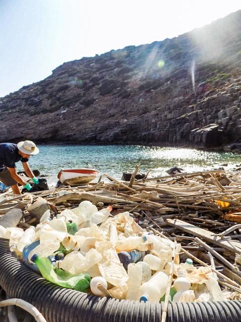 Kiloweise Plastikmüll werden an den Küsten von Amorgos jeden Tag angeschwemmt.