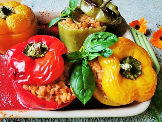 gefüllte Paprika mit Dinkelreis, Kichererbsen und Parmesan | Foto: Katrin Ebetshuber