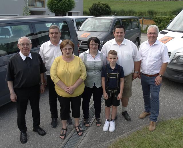 v.l.n.r.: Pfarrer P. Burkhard, Seniorchef Robert mit Gattin Hilde, Bettina mit Sohn Tobias und Wolfgang Nußbaumer sowie Bürgermeister Hans Kronberger.
