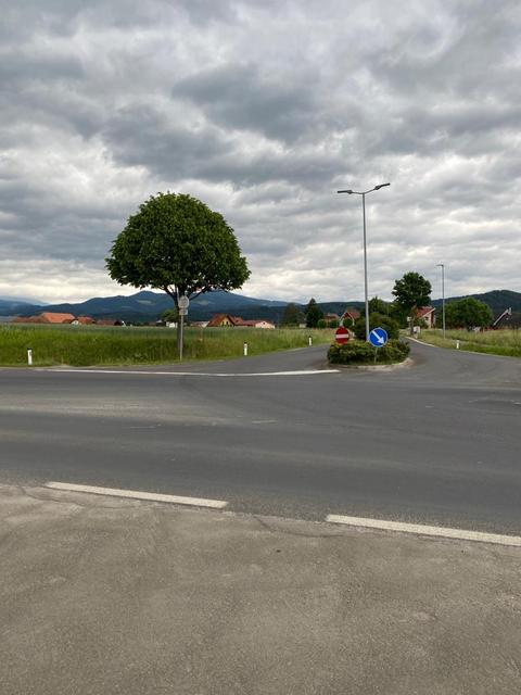Hier muss ohne Hinweistafeln geschweige denn eigene Fahrspur die Bundesstraße bei Weißkirchen überquert werden. | Foto: KK