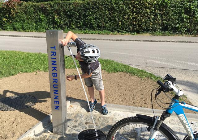 Der fix installierte Trinkbrunnen neben der Hundefreilaufzone sorgt ab sofort für eine kostenlose Erfrischung.