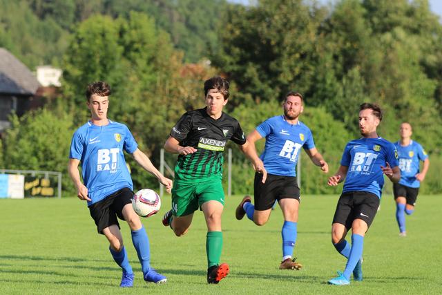 Paschings Kicker bemühten (r.) sich, unterlagen aber.
