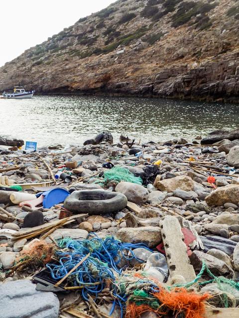 Die idyllischen Buchten von Amorgos leiden unter dem angeschwemmten Plastikmüll.
