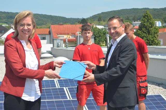 Bundesinnungsmeister Wirth hat Ministerin Gewessler bei ihrem Burgenland-Tag einen Positionskatalog der Österreichischen Elektrotechniker übergeben. | Foto: Zanon