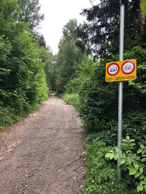 Hier kann gerne spaziert, nicht aber Radgefahren werden. Das, sowie das Rodeln, ist hier verboten.