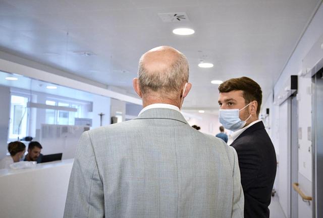 SPÖ-Landtagsabgeordneter Benedikt Lentsch (re.) zu Besuch im Krankenhaus St. Vinzenz Zams.