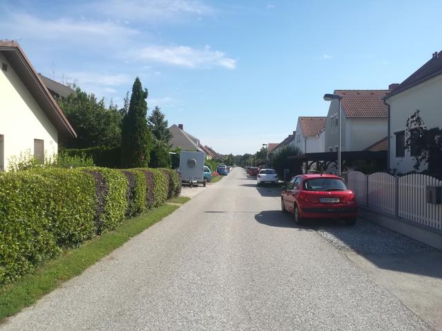 Unbekannte Täter brachen in der Hans Czettel Gasse in Ebreichsdorf in einen Garten und stahlen diverse KFZ-Bestandteile.