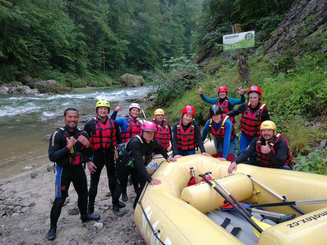 Romantik am Boot: Thomas, Manuela, Arian, Zsuzsanna, Kata, Alex, Ivonne und Roland hatten jede Menge Spaß mit den Guides Heitapu (l.) und Karel (4.v.l.) beim Single-Rafting auf der Salza in der Palfau. Manuela Benesch aus Göstling hat dieses tolle Angebot ins Leben gerufen.