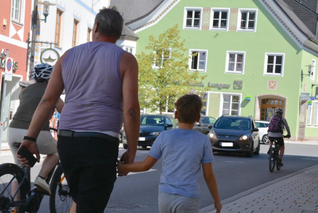 Fußgänger, Radfahrer und Autos sind in der Begegnungszone gleichberechtigt – auch wenn sie sich noch an "alte" Verkehrsregeln halten.
