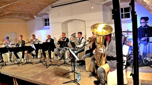 v.l.n.r.: Bandleader Harry Muster, Jürgen Gasparitz, Daniel Neubauer, Josef Ferk, Robert Guttmann, Nejc Merc, Christian Masser, Robert Orthaber, Hubert Gasparitz, Jürgen Friesenbichler | Foto: Kral | StageFoto