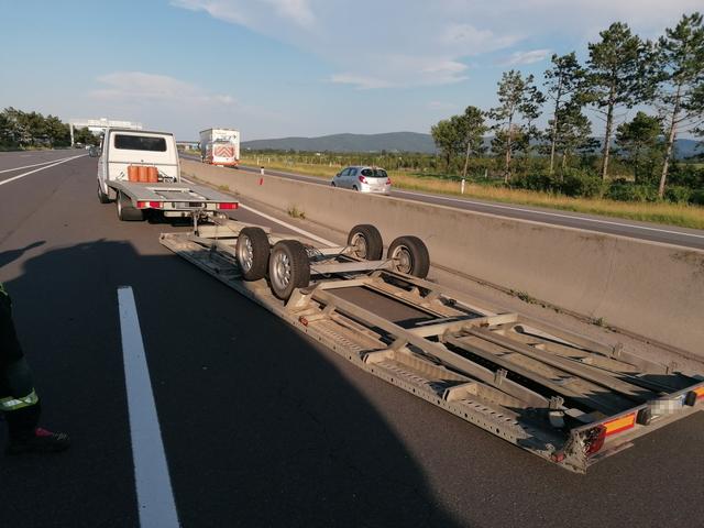 Der Anhänger überschlug sich und musste geborgen werden. | Foto: FF WN