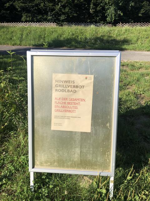 Nur mit Genehmigung darf beim Rodlbad gegrillt werden.