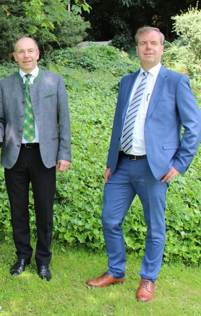 Agrarlandesrat Max Hiegelsberger (l.) mit dem neuen Leiter der Agrar- und Regionalförderung, Wolfgang Löberbauer.  | Foto: Land OÖ