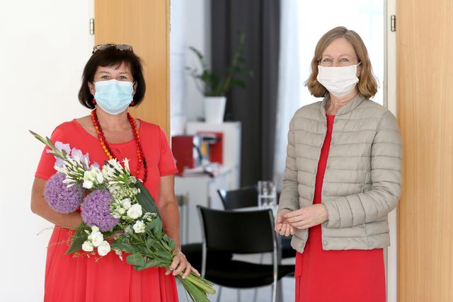 Geschäftsführerin Susanna Rothmayer (rechts) bedankte sich bei Sozial-Landesrätin Birgit Gerstorfer für die Unterstützung seitens des Sozialressorts. | Foto: Land OÖ/Stinglmayr