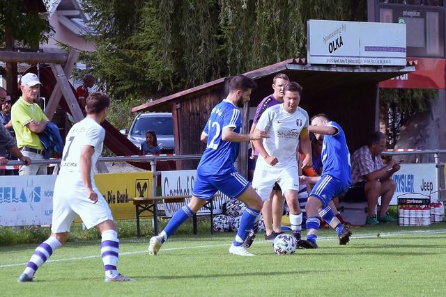 Oberlangkampfen (blau) vs Brixen (weiß) 2:4 (1:2). Mert Baydar (OLKA, Mitte). | Foto: Schwaighofer