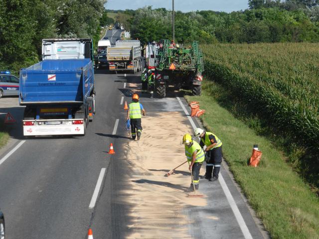 Kameraden haben das Öl gebunden, die Polizei hat den Verkehr geregelt. | Foto: FF Großweikersdorf