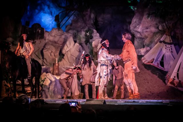 Winnetou und Old Shatterhand im Kampf gegen das Böse.
