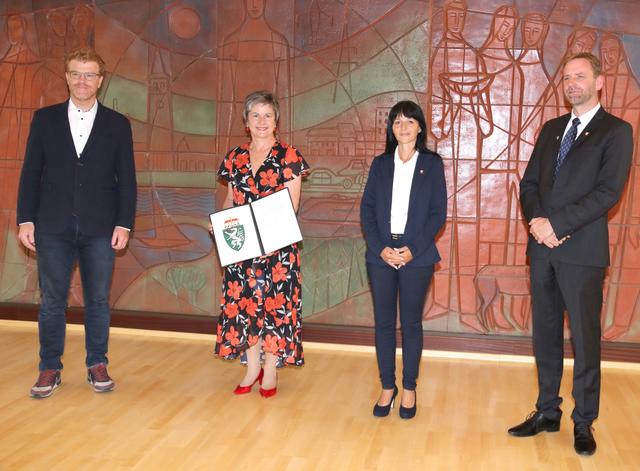 Harald Bergmann mit Bezirkshauptfrau Ulrike Buchacher, Martina Stummer und Rene Jäger. | Foto: KK