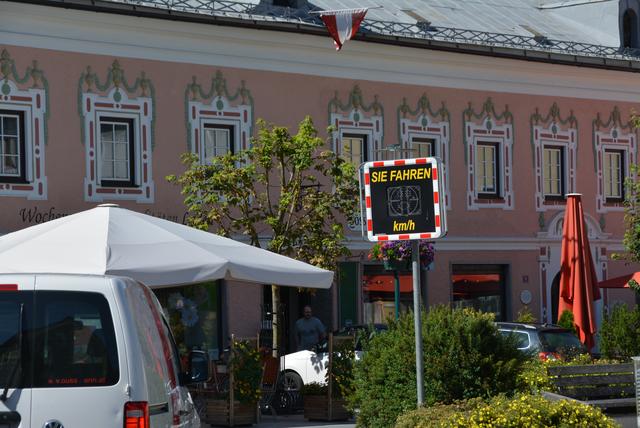 An das Tempolimit wird mit mobiler Messung erinnert.