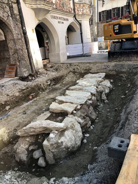 Interessante Funde bei den Bauarbeiten, Neuigkeiten über Newsletter und auch verschlossene Türen in der Alstadt.