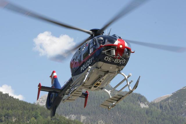 Der Verunglückte wurde vom Polizeihubschrauber geborgen (Symbolbild).