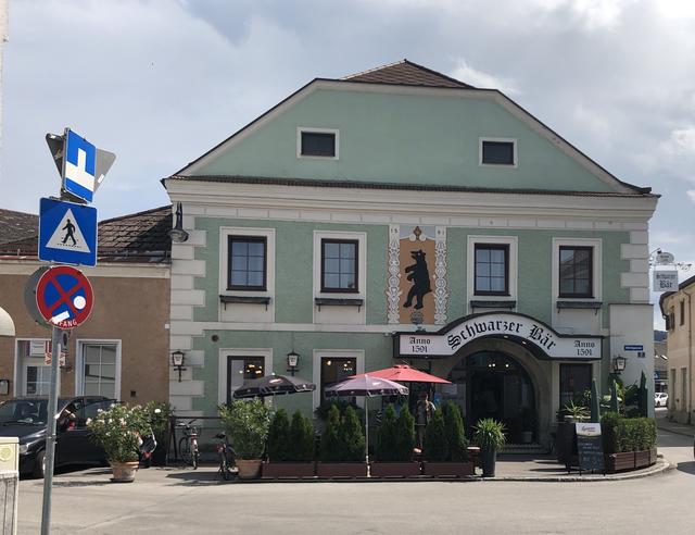 Schwarzer Bär, Obere Hauptstraße 1 in Wilhelmsburg.