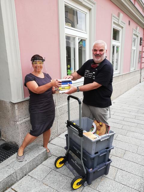 Michael Neudorfer überreichte Elke Groß-Miko, Leiterin der Stadtbibliothek Vöcklabruck, eine Kiste mit Büchern.