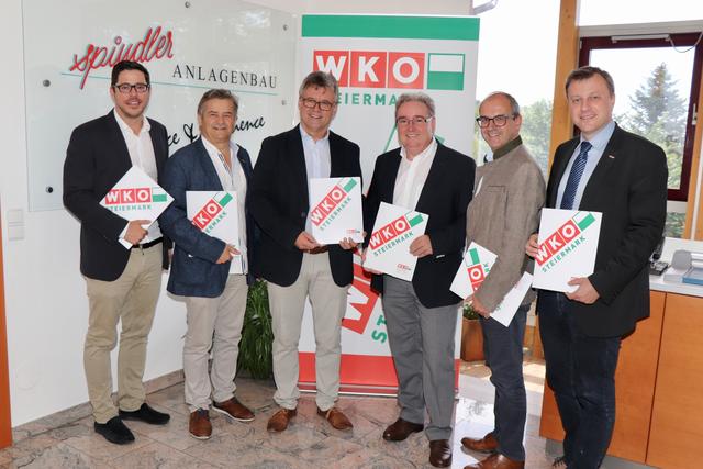 Vertreter der oststeirischen WK-Regionalstellen, darunter Hartberg-Fürstenfelds Regionalstellenleiter Florian Ferl (l.) und Regionalstellenobmann Herbert Spitzer (2.v.l.), präsentierten die Zahlen des Wirtschaftsbarometer 2020.