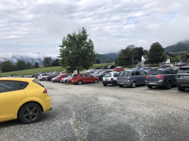 Der Schotterparkplatz wird zur großen Kino-Arena.
