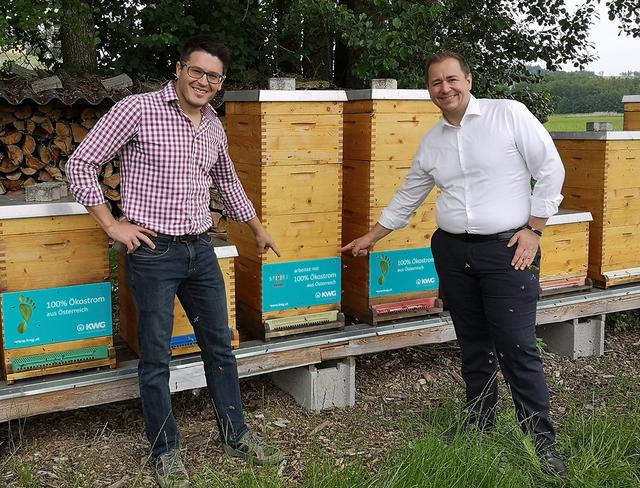Bio-Imker Michael Stiefmüller (l.) und KWG-Geschäftsführer Peter J. Zehetner