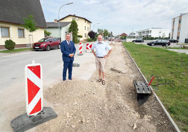 Infrastruktur-Stadtrat Franz Dinhobl und Gemeinderat Johann Machowetz in der Heinrich Sauer-Gasse, die bis Anfang August komplett neu gestaltet wird. | Foto: Stadt WN/Weller