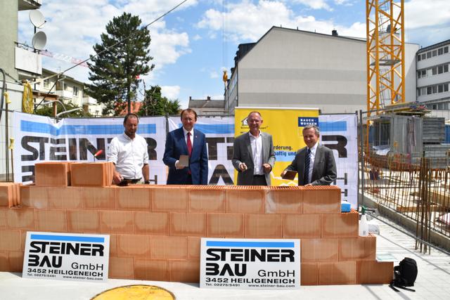 Bei der Grunsteinlegung: Ing. Franz LEDERHOFER/Steiner Bau, Bürgermeister Matthias Stadler, Zweiter Präsident des NÖ Landtages Gerhard Karner, Schönere Zukunft Geschäftsführer Raimund Haidl