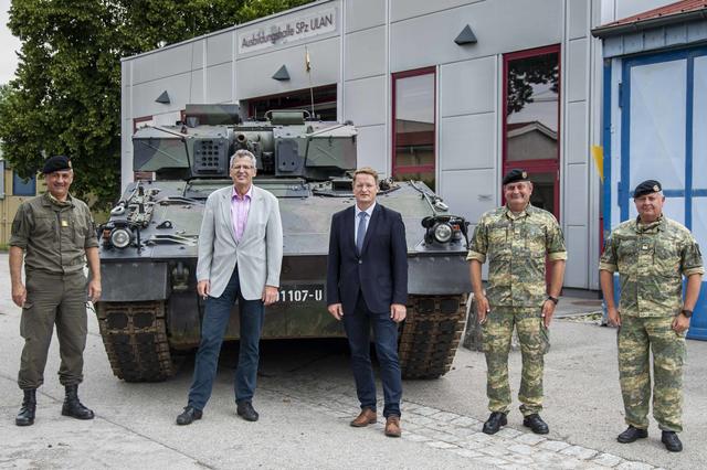 Besuch vom Abgeordneten Manfred Hofinger (3.v.l.) und der Leiter des Militärischen Immobilienmanagements Johannes Sailer (2.v.l.) in Ried.