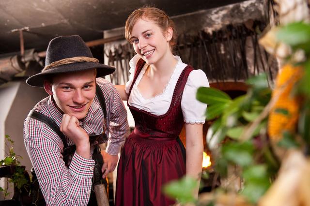 Das Eisenstraße-Dirndl vervollständigt die bisherigen Modelle der Eisenstraße-Tracht seit 2011.